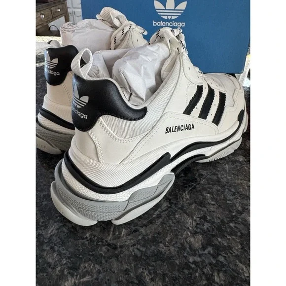 adidas gazelle silver green womens Balenciaga Triple S adidas White & Black‏ – Kicks main image 0